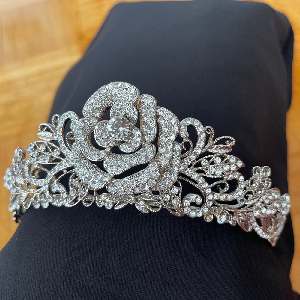 Crown - Picture 3 of 9